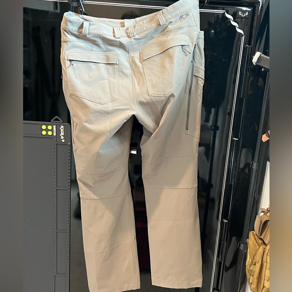 42T kuiu attack pants. Khaki.